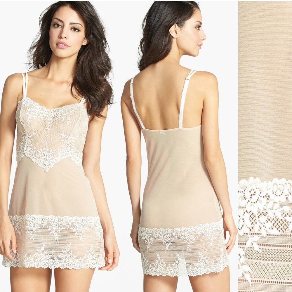 Wacoal ‘Embrace’ Lace & Mesh Chemise